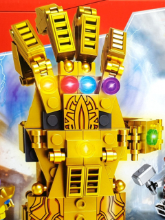 Конструктор Супер Герои - Перчатка Таноса бесконечности и 8 героев